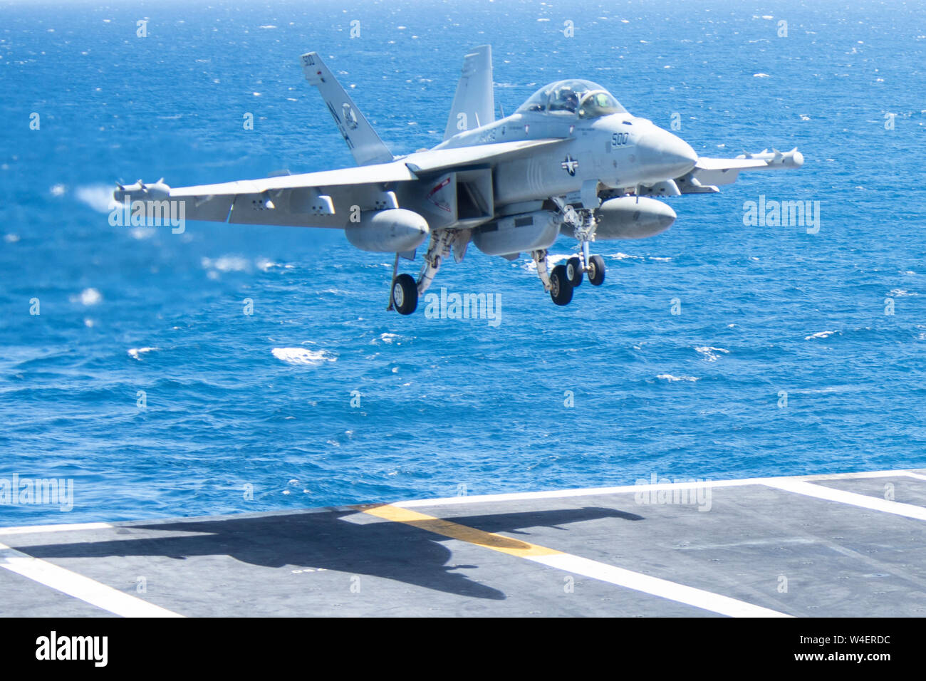 190720-N-LK322-2105 de l'OCÉAN PACIFIQUE (Juillet 20, 2019) Un E/A-18G Growler, affecté à la "Loups gris" de l'Escadron d'attaque électronique (VAQ) 142, approches le pont de vol le porte-avions USS Theodore Roosevelt (CVN 71). Theodore Roosevelt mène des opérations de routine dans l'océan Pacifique. (U.S. Photo par Marine Airman D.J. Schwartz/libérés) Banque D'Images