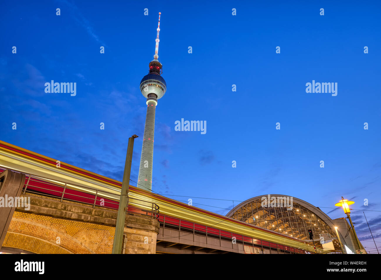 Train local entrant dans la station Alexanderplatz à Berlin au crépuscule Banque D'Images