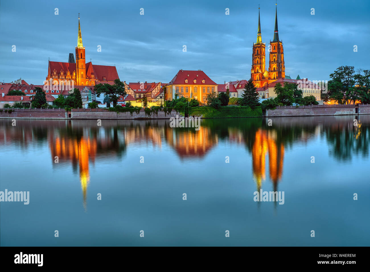 Avec l'île de la Cathédrale Cathédrale de Saint Jean et l'église de la Sainte Croix et de Saint Barthélemy dans la nuit à Wroclaw, Pologne Banque D'Images