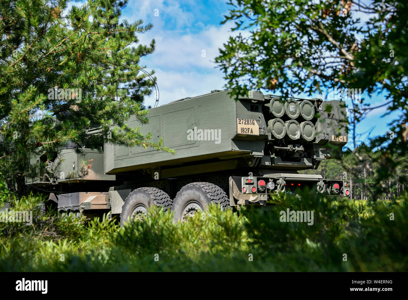 Le 182e de l'Artillerie, le commandant en chef de la rampe de lancement et de l'artilleur équipe pour réaliser une forte mobilité de tir de roquettes d'artillerie lors de l'exercice Northern Strike 19 au Camp Grayling, Michigan le 22 juillet 2019. 19 Northern Strike est une Garde nationale parrainée par le Bureau de l'exercice réunissant les membres en service de plus de 20 États, plusieurs branches de services et de nombreux pays de la coalition au cours des deux dernières semaines de juillet 2019 au Camp d'entraînement aux Manœuvres conjointes de l'ombre et le Centre d'Alpena préparation au combat au Centre, tous deux situés dans le nord du Michigan et exploité par la Garde nationale du Michigan. L'acc Banque D'Images