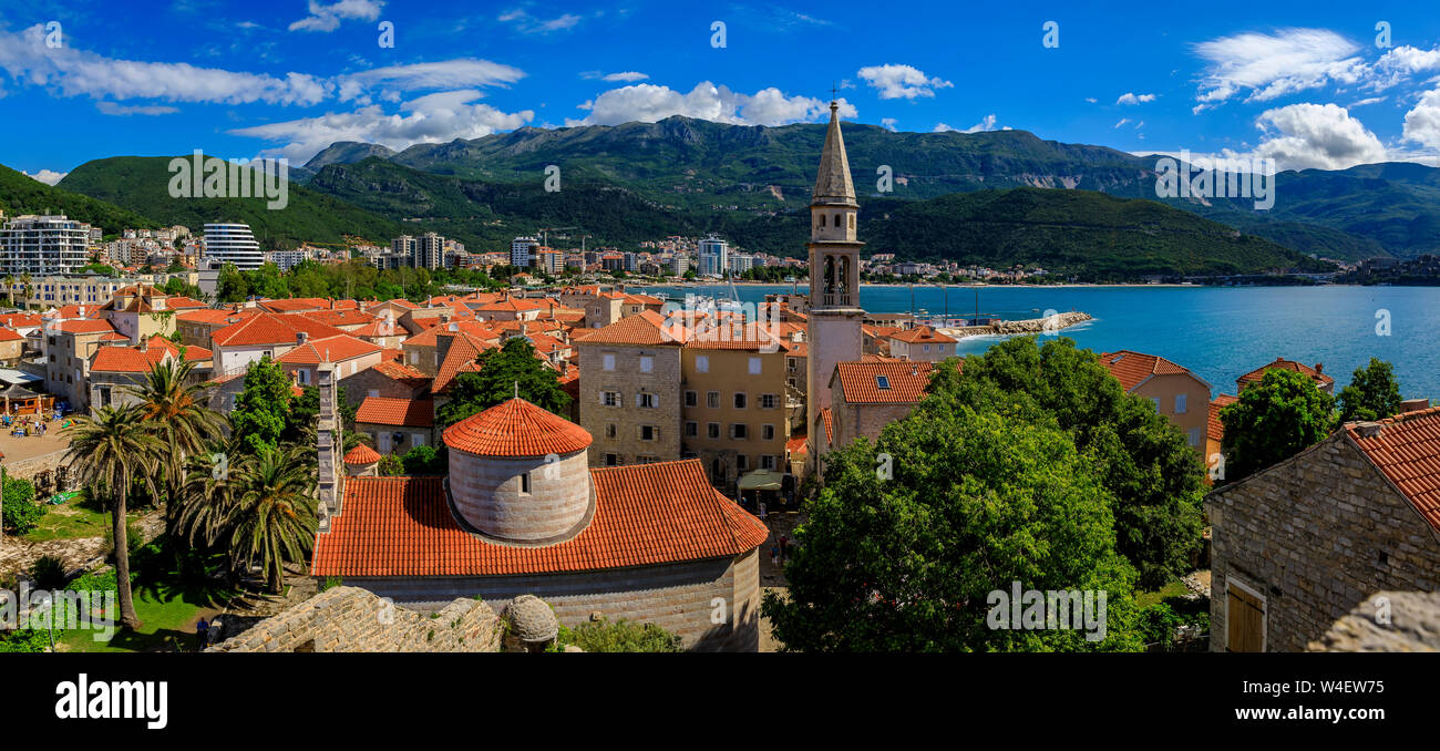 Vue aérienne de la vieille ville médiévale de Budva à partir de la Citadelle avec la Sainte Trinité l'église et de l'Adriatique avec Richard s Head beach au Monténégro, Balkans Banque D'Images