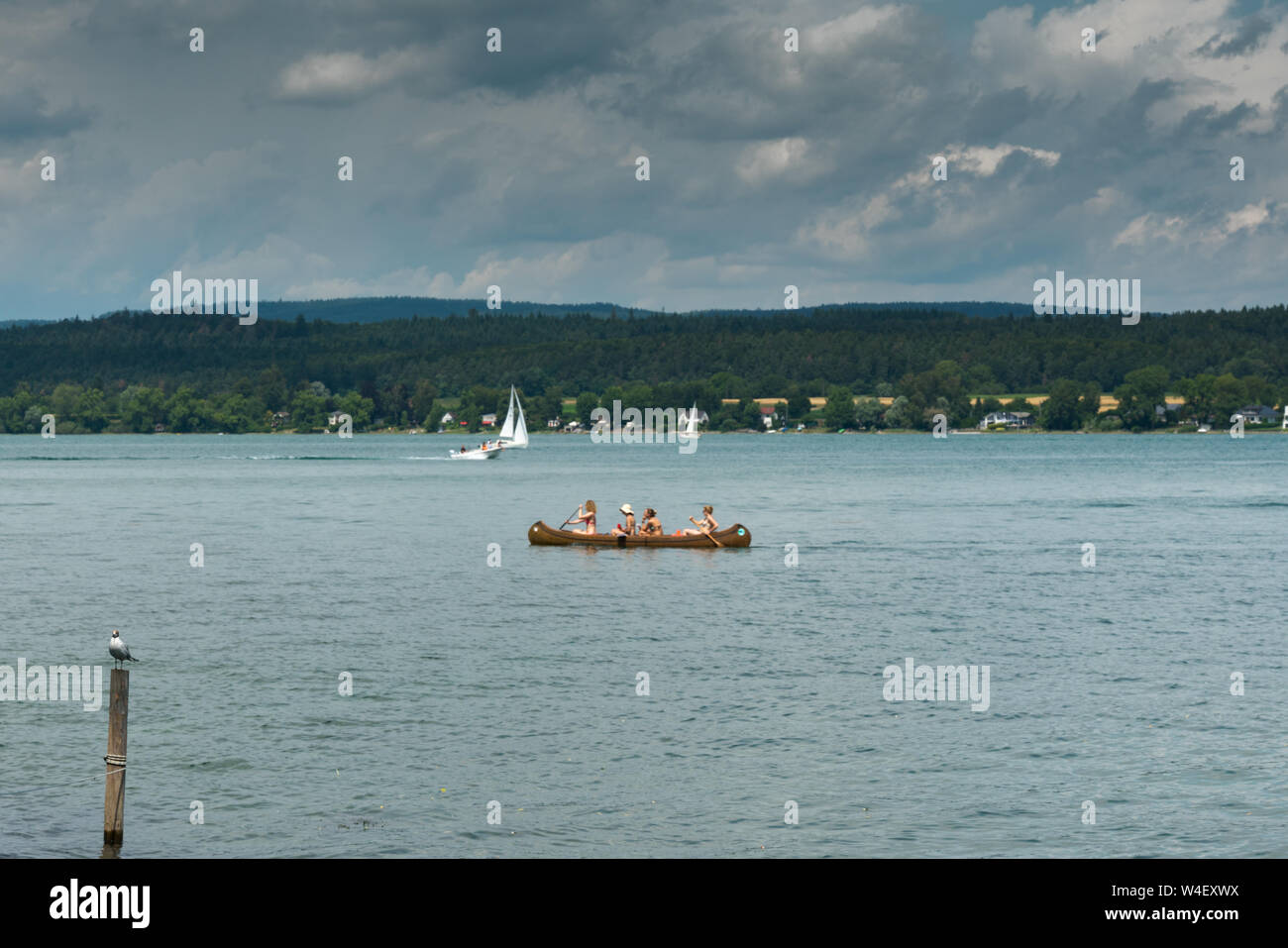 Reichenau-Oberzell, BW / Allemagne - 21 juillet 2019 : une adolescente horizontale les amis de l'aviron sur le lac de Constance sur une belle journée d'été Banque D'Images