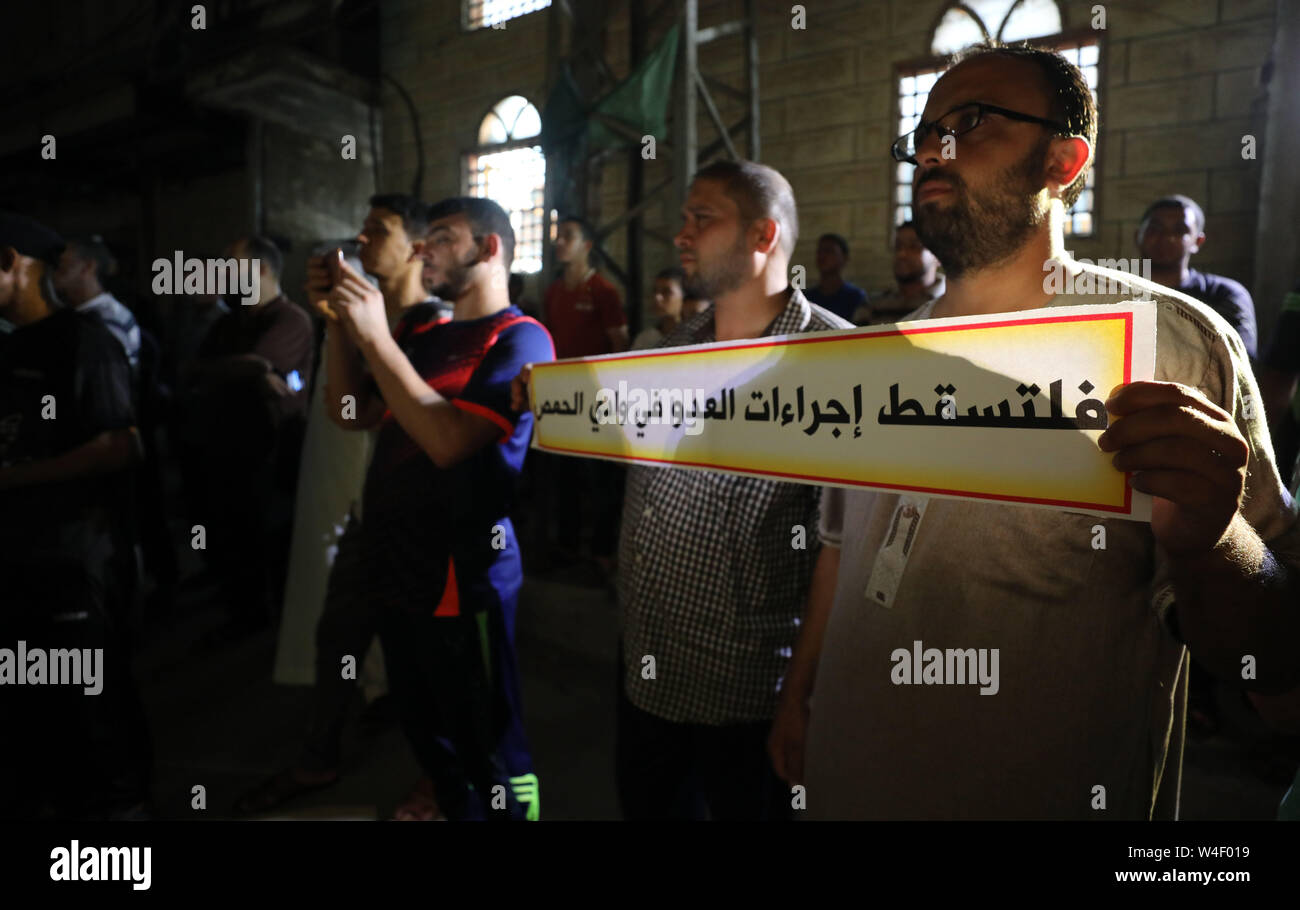 22 juillet 2019 - La ville de Gaza, bande de Gaza, territoire palestinien - Palestiniens partisans du Hamas prennent part à une protestation contre la démolition de bâtiments palestiniens dans le village palestinien de Sur Baher, dans la ville de Gaza le 22 juillet 2019. Israël détruit un certain nombre de maisons palestiniennes qu'il juge construites illégalement près de sa barrière de séparation au sud de Jérusalem le 22 juillet, dans un geste qui a attiré la condamnation internationale. Les dirigeants palestiniens claqué les démolitions dans la zone de Sur Baher qui chevauche les territoires occupés de Cisjordanie et de Jérusalem (crédit Image : © Mahmoud Naser/APA des images via ZUMA Wi Banque D'Images