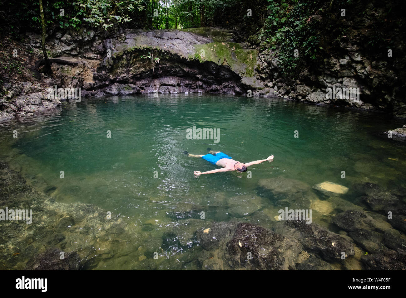 Flottant dans la rivière au Guatemala Banque D'Images