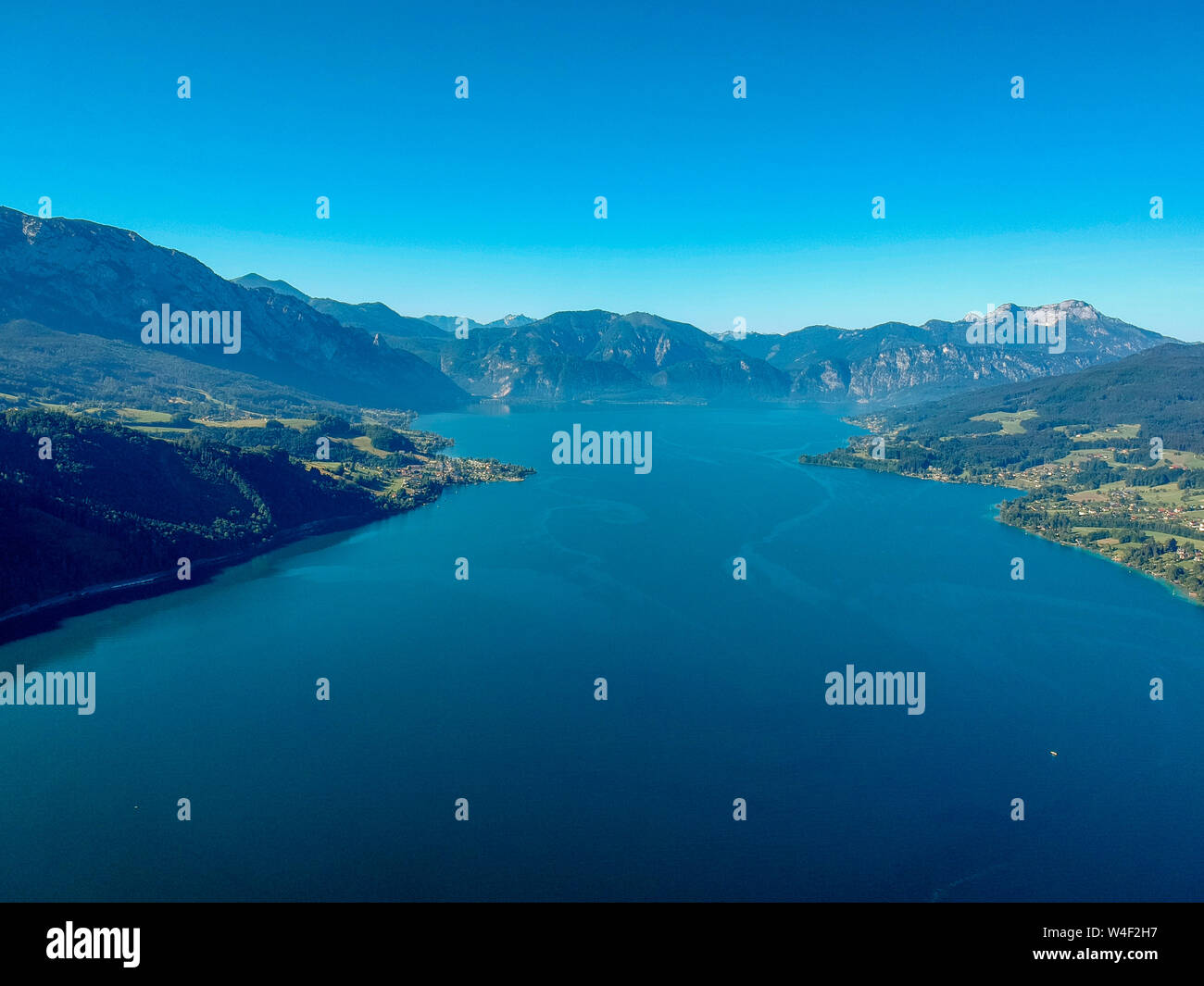 Vue aérienne du lac Attersee dans le Salzkammergut autrichien Banque D'Images