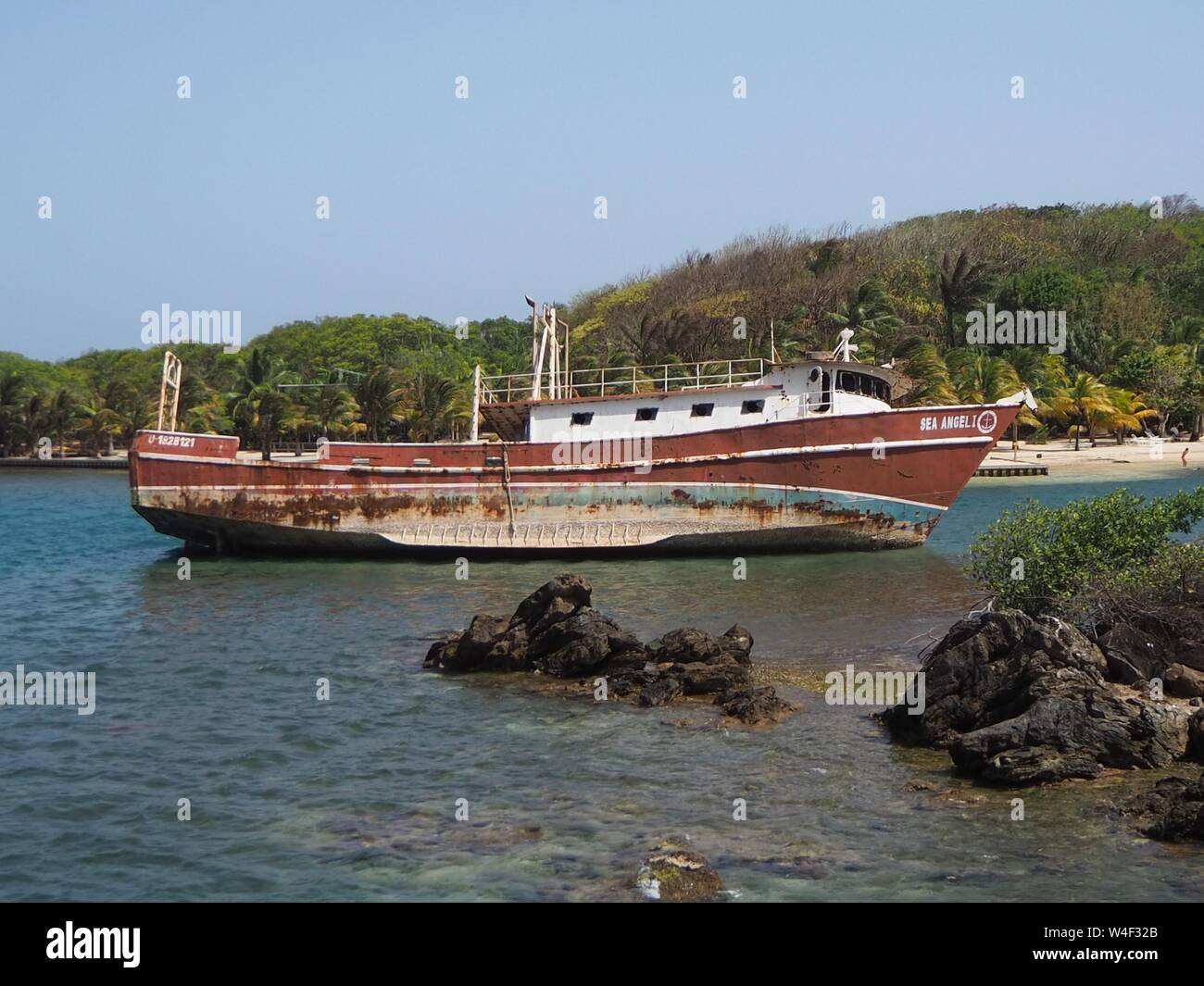 Épave et l'île au large de Roatan Roatan Bay Islands et dans les Caraïbes. Bateau ou navire victime de l'ouragan. Banque D'Images