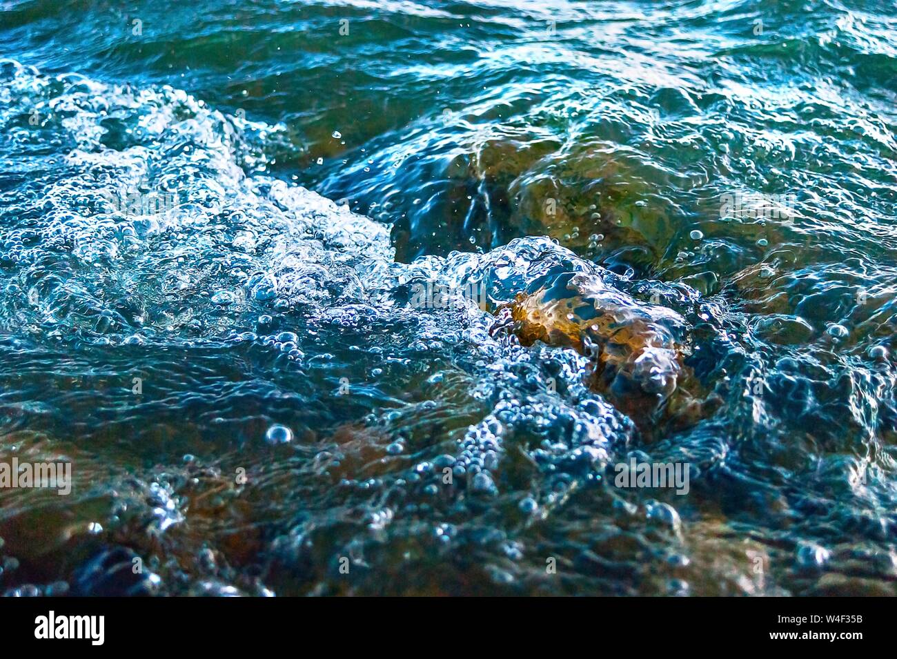 Les éclaboussures de l'eau vive, rivière qui coule sur les rochers, à courant élevé. Banque D'Images