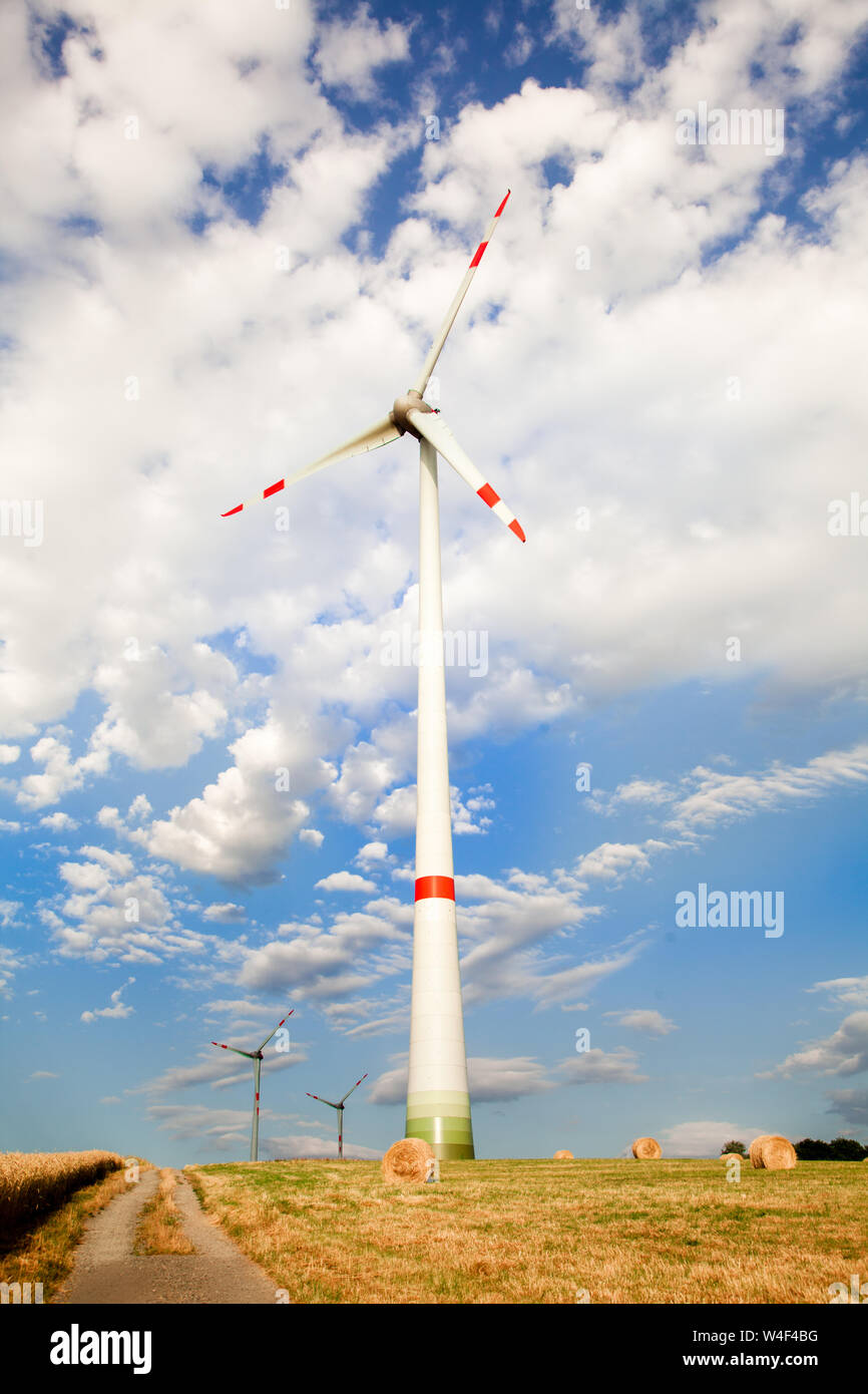 Les moulins à vent pour la production d'énergie électrique sur le champ de céréales. Banque D'Images