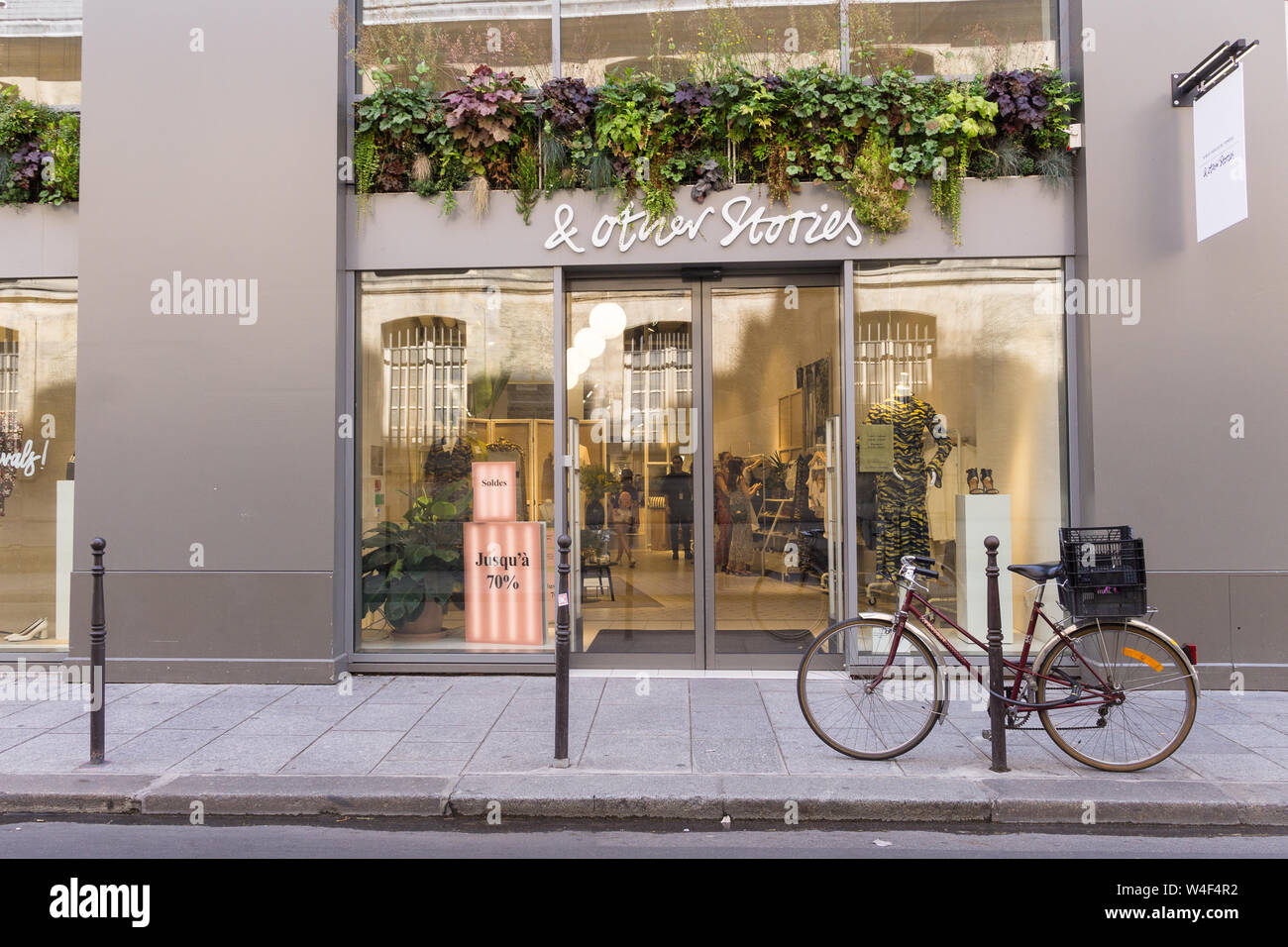 & Other Stories Paris - Boutique de la mode store '& d'autres histoires' dans quartier du Marais à Paris, France, Europe. Banque D'Images