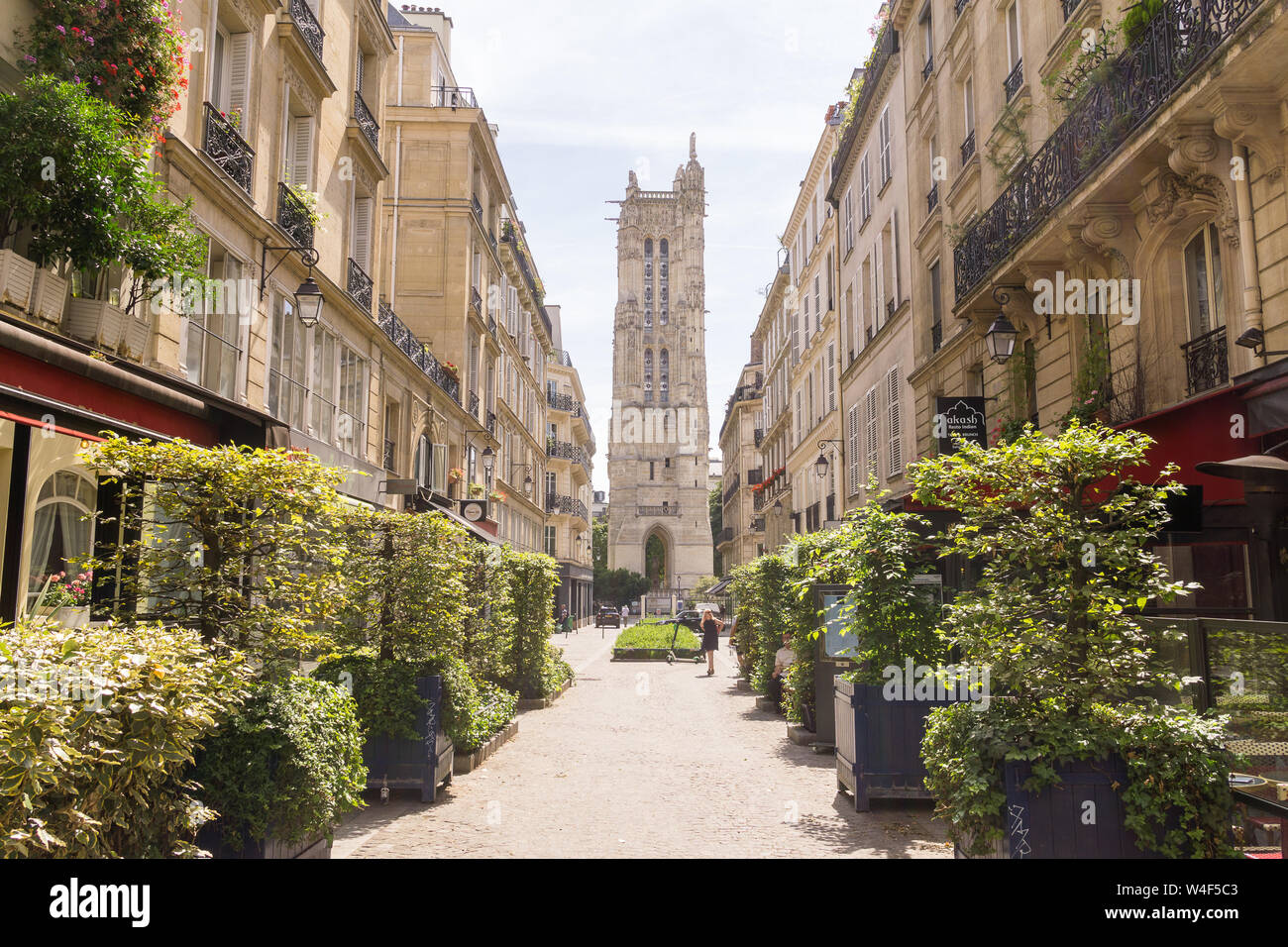 Paris la tour Saint Jacques - Vue de la tour Saint Jacques De La Rue Nicolas Flamel dans le Marais, 4ème arrondissement de Paris, France, Europe. Banque D'Images