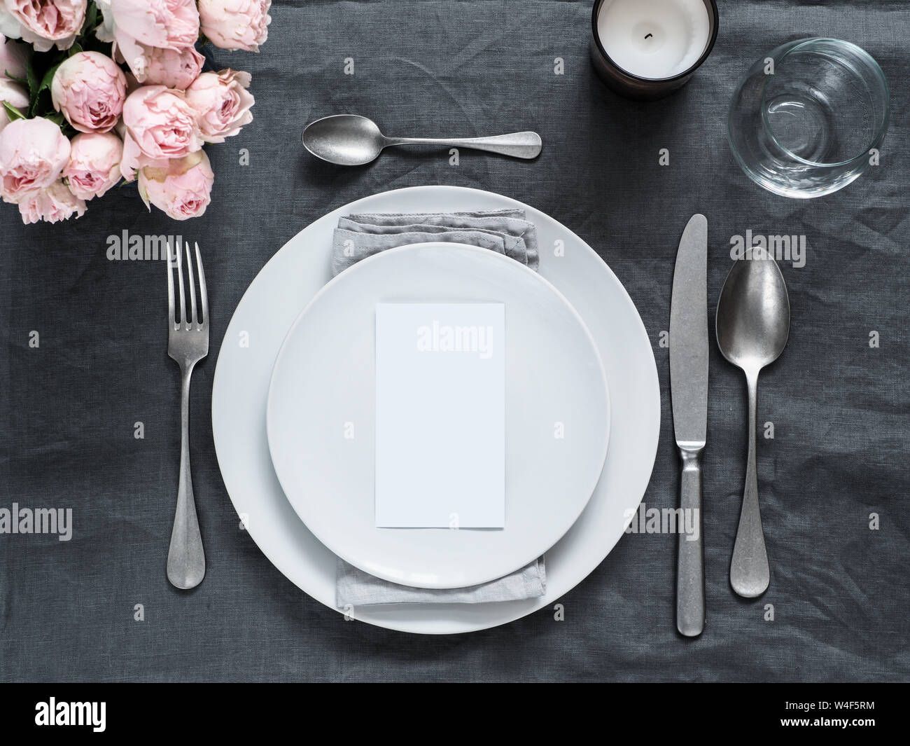 Menu, invitation de mariage des maquettes. Belle table mise sur lin gris. Table de fête pour un dîner de mariage avec des roses rose et cabdle. Maison de dîner, les plaques blanches. Copy space Banque D'Images Menu, invitation de mariage des maquettes. Belle table mise sur lin gris. Table de fête pour un dîner de mariage avec des roses rose et cabdle. Maison de dîner, les plaques blanches. Copy space Banque D'Images