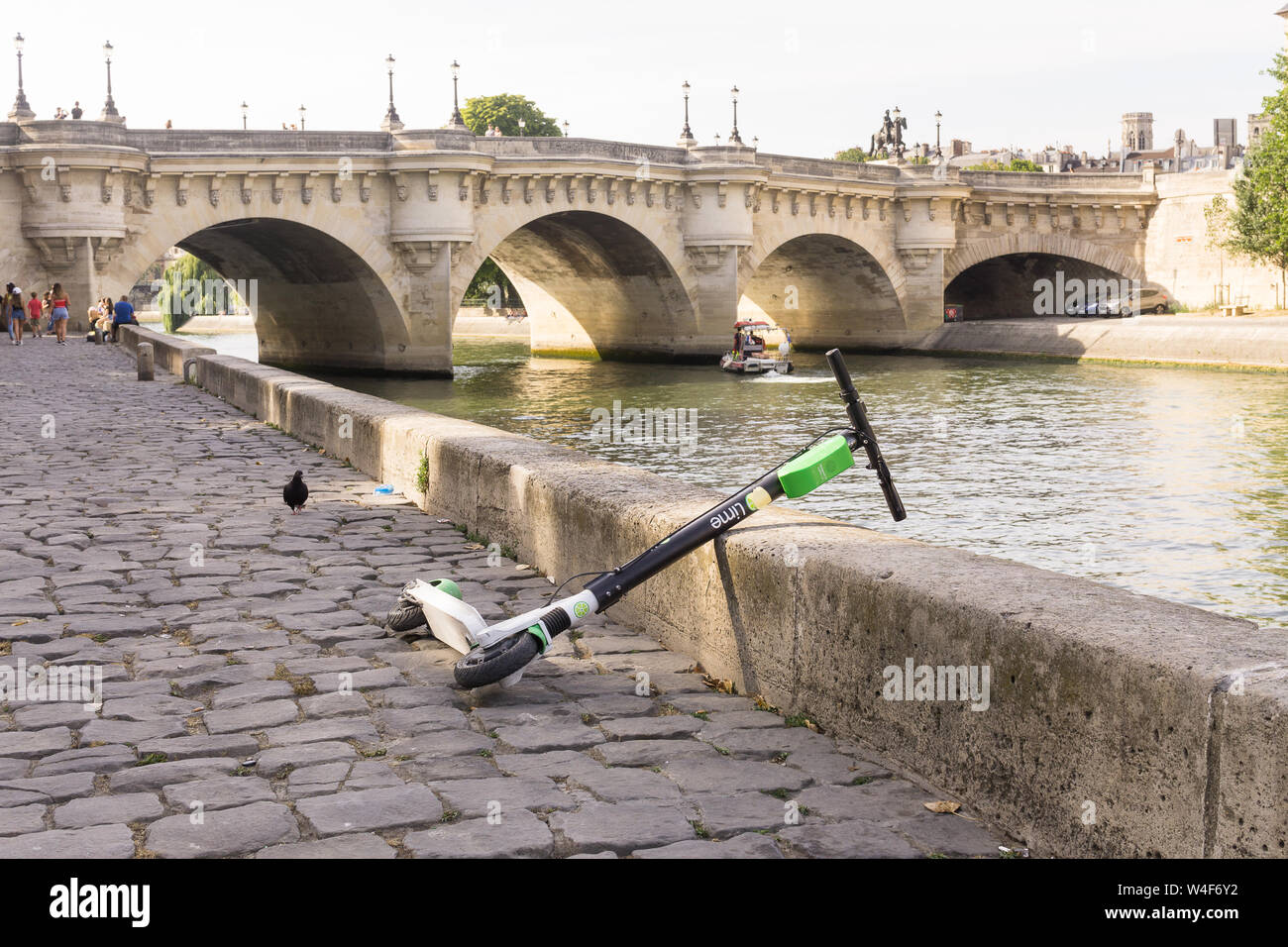 Paris Lime-s location scooter électrique - scooter électrique (trotinette) gauche sur un foothpath près de Pont Neuf à Paris, France, Europe. Banque D'Images