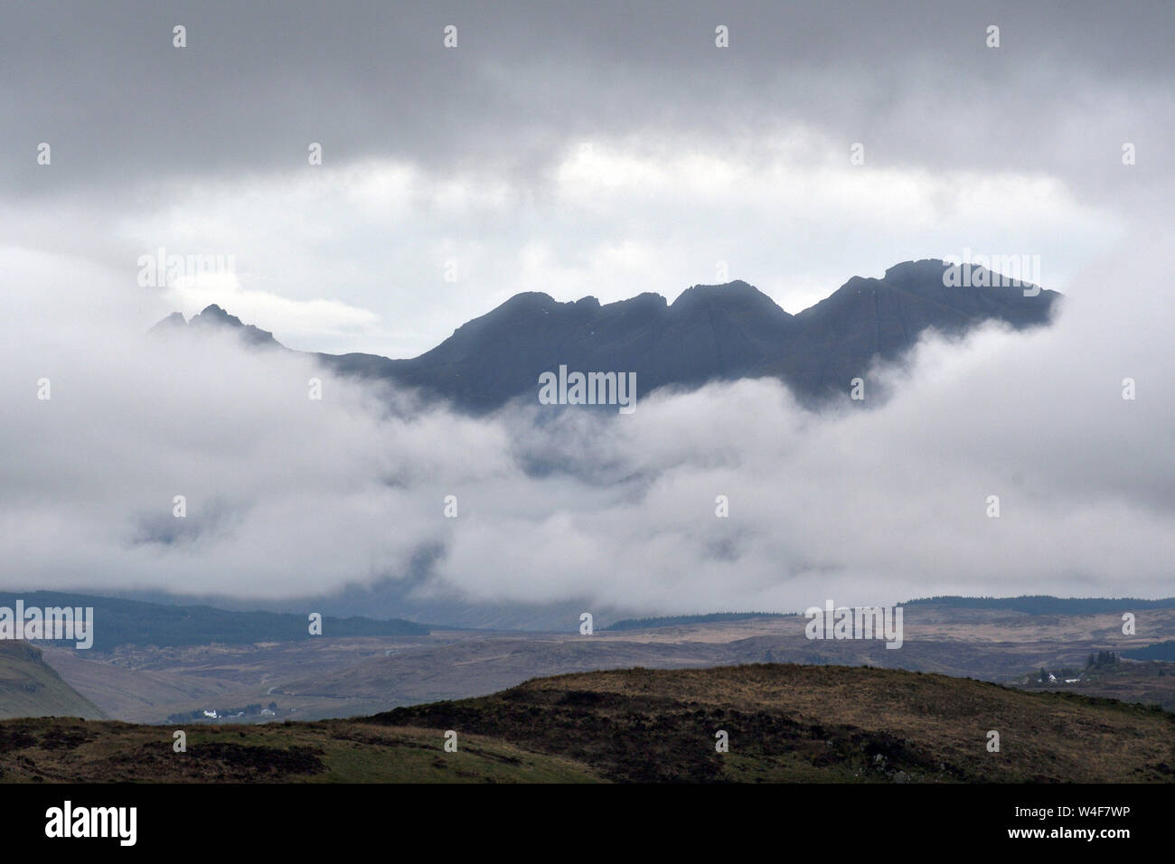 En regardant vers la chaîne de montagnes Cuillin;skye;Ecosse Banque D'Images