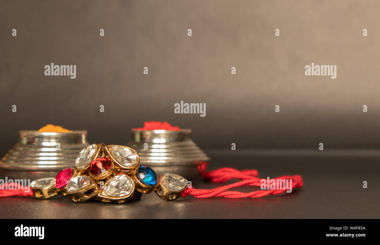 Raksha bandhan raakhi cérémonie hindoue traditionnellement ou rakhi, soeurs de tous âges attacher un talisman, ou amulette, appelé le rakhi à poignets aux frères Banque D'Images Raksha bandhan raakhi cérémonie hindoue traditionnellement ou rakhi, soeurs de tous âges attacher un talisman, ou amulette, appelé le rakhi à poignets aux frères Banque D'Images