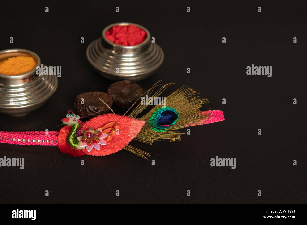 Raksha bandhan raakhi cérémonie hindoue traditionnellement ou rakhi, soeurs de tous âges attacher un talisman, ou amulette, appelé le rakhi à poignets aux frères Banque D'Images Raksha bandhan raakhi cérémonie hindoue traditionnellement ou rakhi, soeurs de tous âges attacher un talisman, ou amulette, appelé le rakhi à poignets aux frères Banque D'Images