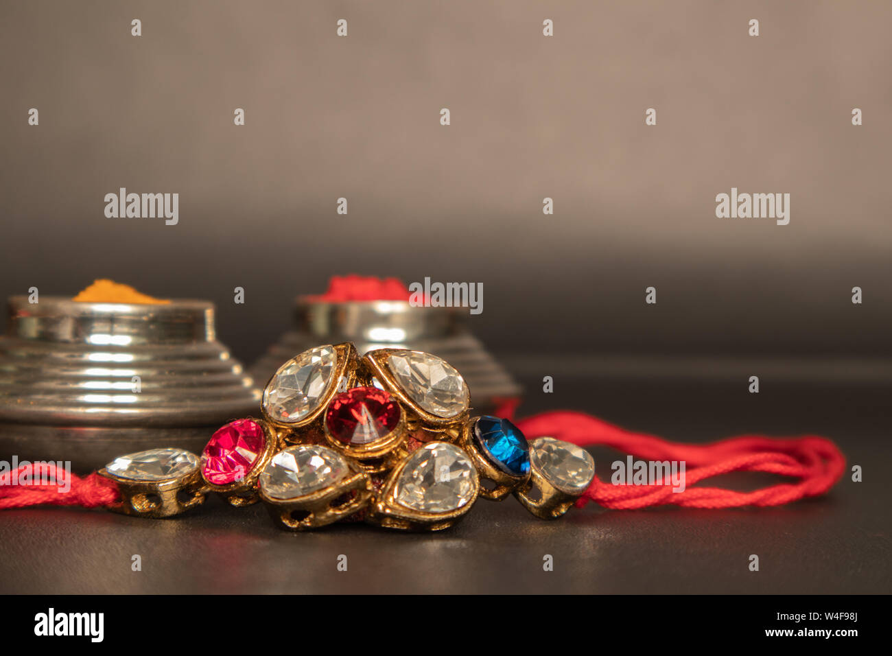 Raksha bandhan raakhi cérémonie hindoue traditionnellement ou rakhi, soeurs de tous âges attacher un talisman, ou amulette, appelé le rakhi à poignets aux frères Banque D'Images Raksha bandhan raakhi cérémonie hindoue traditionnellement ou rakhi, soeurs de tous âges attacher un talisman, ou amulette, appelé le rakhi à poignets aux frères Banque D'Images