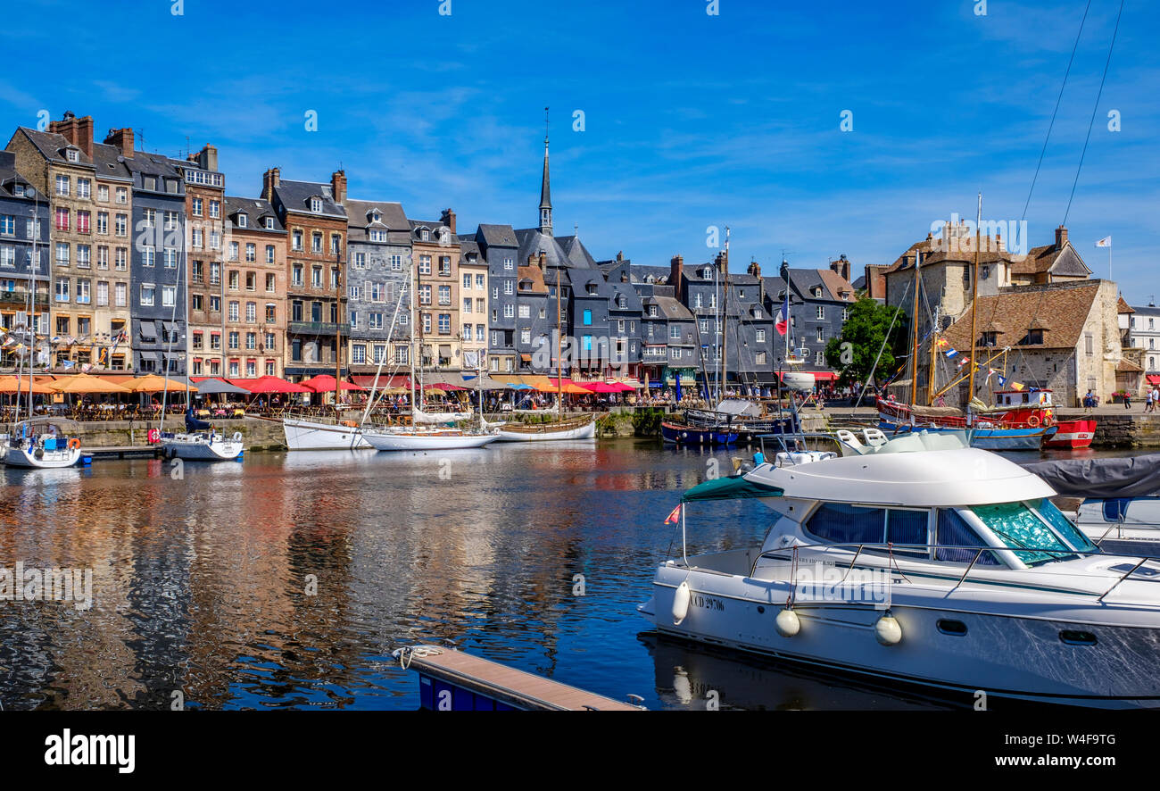 Bateaux dans le port de Honfleur, Normandie, France Banque D'Images