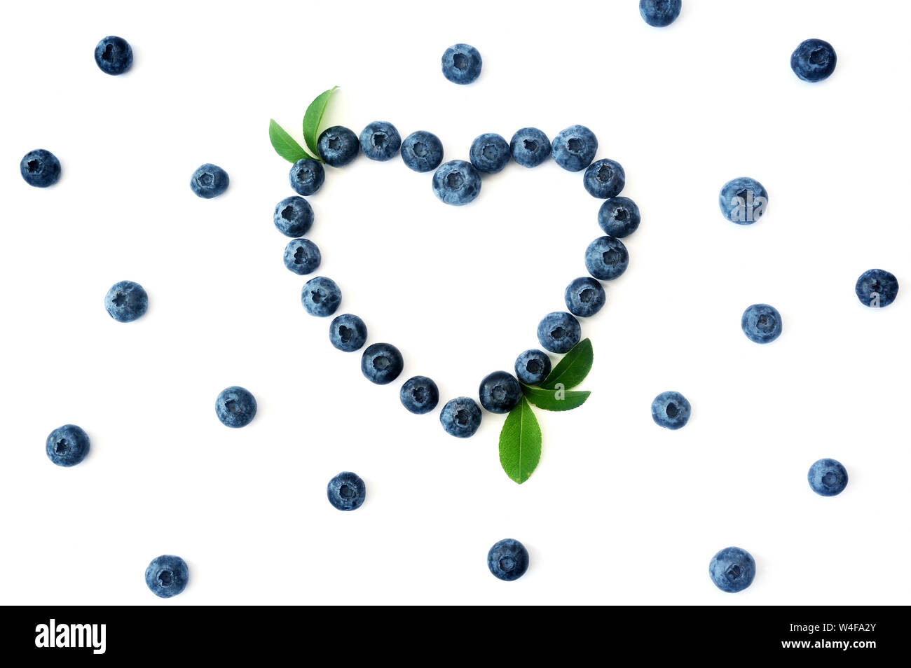 Bleuet d'été coeur detox châssis isolé sur fond blanc. Les baies d'amour border design. Close up Vue de dessus ou de télévision coucha avec place pour votre texte Banque D'Images