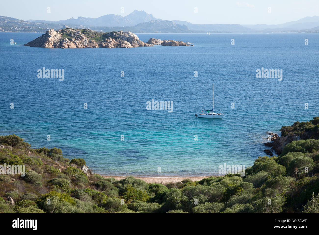 Bateau à voile sur la mer bleue, à proximité d'une petite plage. Caprera. Sardegna. Italie Banque D'Images