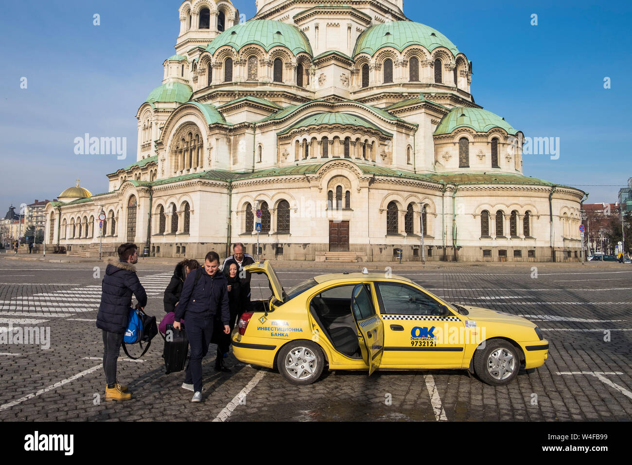 Bulgarie, Sofia, la cathédrale Alexandre Nevski, taxi Banque D'Images