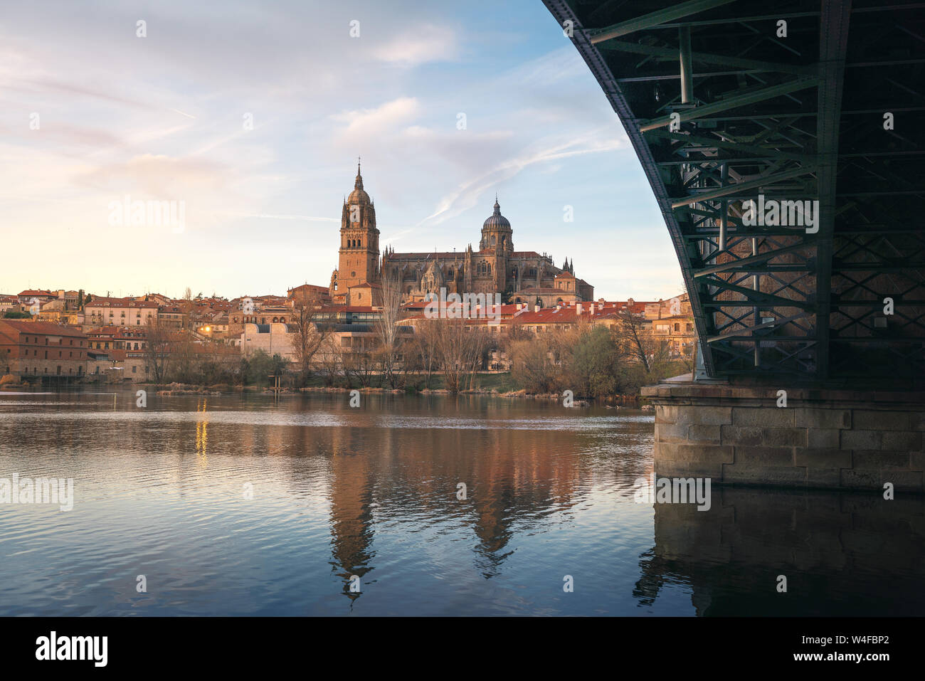 La Cathédrale de Salamanque avec vue sur l'horizon et Enrique Estevan de Tormes River Bridge au coucher du soleil - Salamanque, Castille et Leon, Espagne Banque D'Images