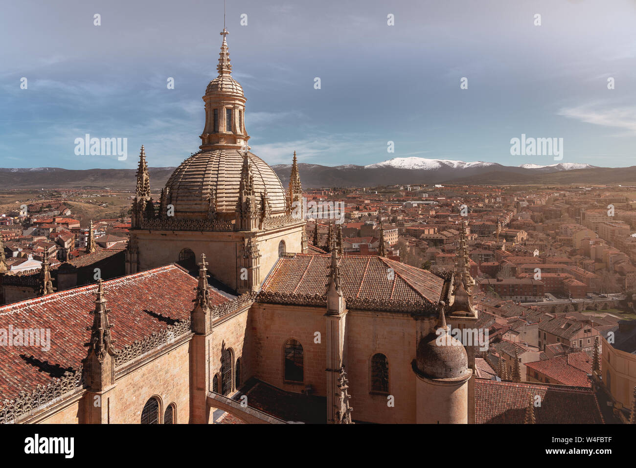 Vue aérienne de la vieille ville de Ségovie et de la cathédrale - Ségovie, Castille et Leon, Espagne Banque D'Images