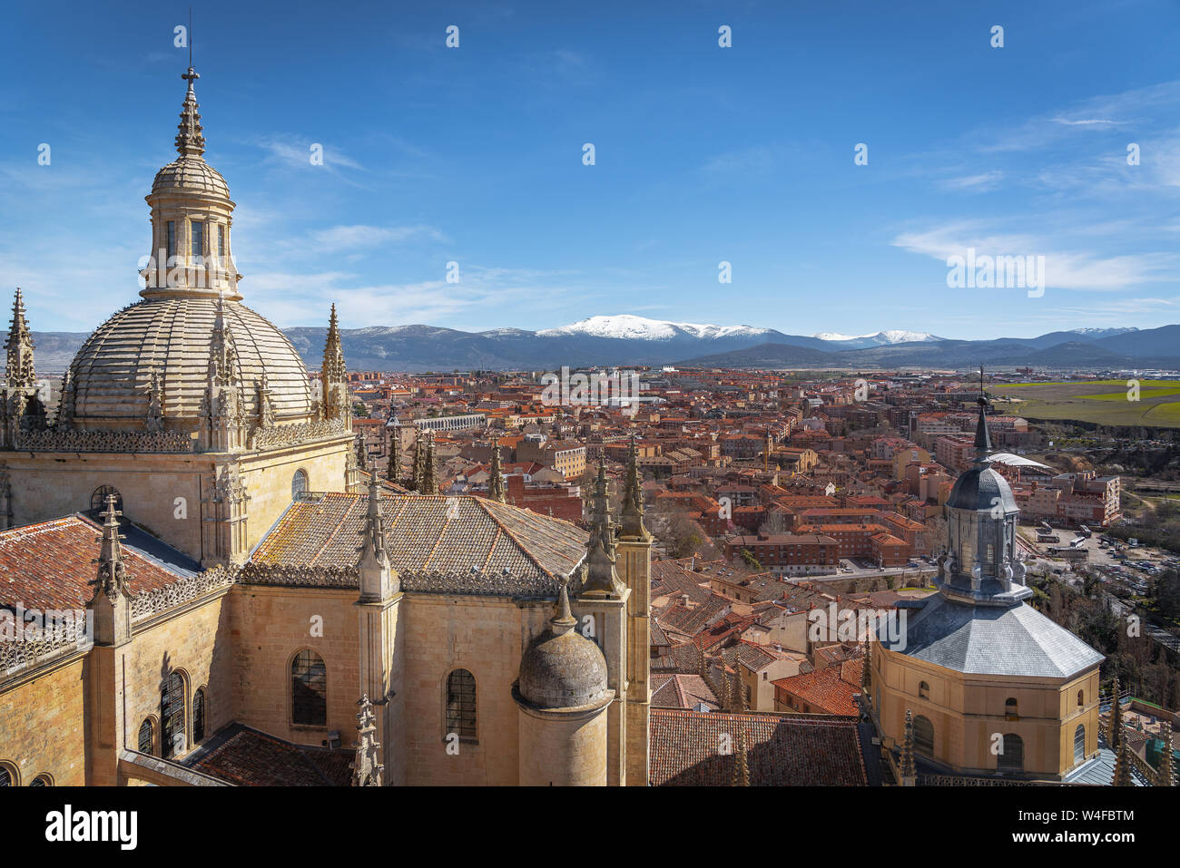 Vue aérienne de la vieille ville de Ségovie et de la cathédrale - Ségovie, Castille et Leon, Espagne Banque D'Images