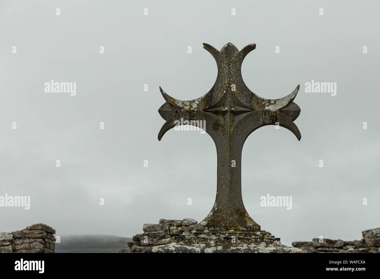 Croix dans un cimetière à la 13 ème siècle Monastère de Corcomroe Banque D'Images