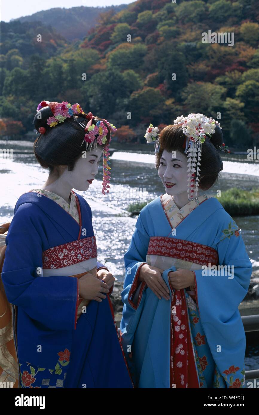 Le Japon, Honshu, Kyoto, de Arashiyama, deux filles habillés en Kimono Geisha portant Banque D'Images