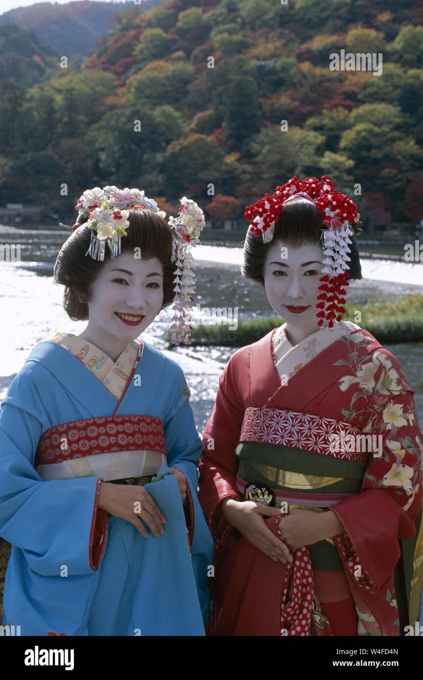 Le Japon, Honshu, Kyoto, de Arashiyama, deux filles habillés en Kimono Geisha portant Banque D'Images