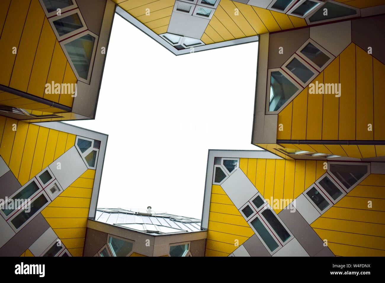 Rotterdam cube jaune chambre appartement - Vue de dessous de la page star shape Banque D'Images