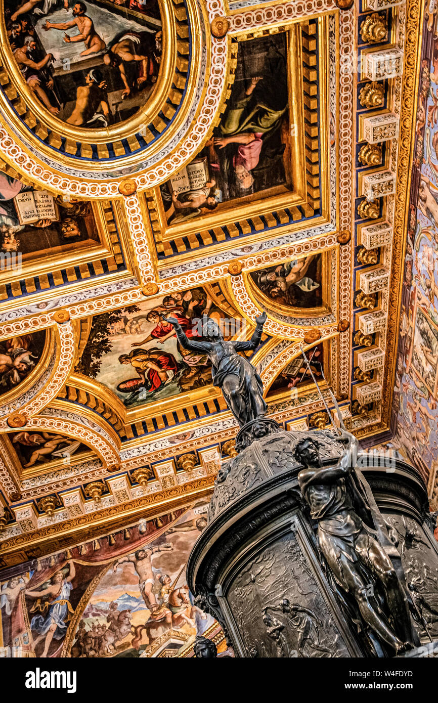 Italie Marche Osino Cathédrale de San Leopardo - baptistère, avec le précieux fonts baptismaux en bronze créé par l'Jacometti frères dans la première moitié du 17e siècle Banque D'Images