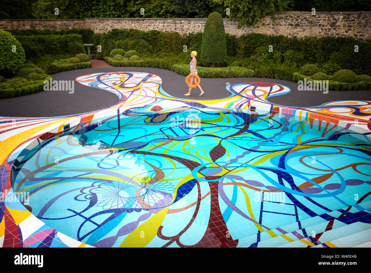 'Gateway', une piscine conçue de façon complexe par l'artiste portugaise Joana Vasconcelos, est dévoilée à l'Jupiter Artland sculpture park à Kirknewton, Édimbourg, avant qu'elle ne s'ouvre au public le samedi dans le cadre du Festival d'art d'Édimbourg 2019. Banque D'Images