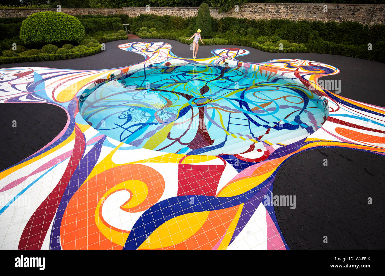 'Gateway', une piscine conçue de façon complexe par l'artiste portugaise Joana Vasconcelos, est dévoilée à l'Jupiter Artland sculpture park à Kirknewton, Édimbourg, avant qu'elle ne s'ouvre au public le samedi dans le cadre du Festival d'art d'Édimbourg 2019. Banque D'Images