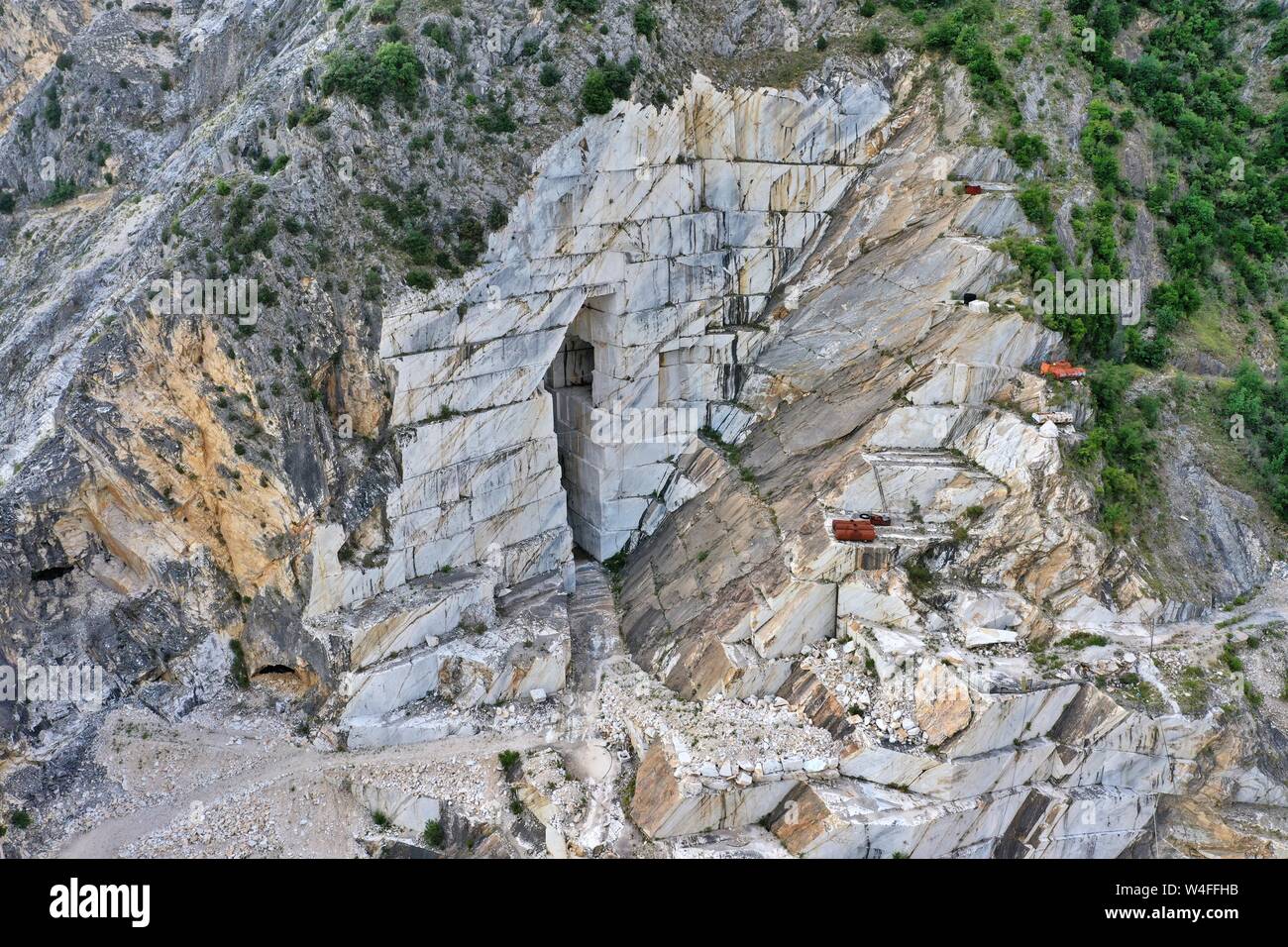 Vue aérienne de la montagne de la pierre et des carrières de marbre dans le parc naturel régional des Alpes Apuanes situé dans les Apennins en Toscane, Massa Carrara Banque D'Images