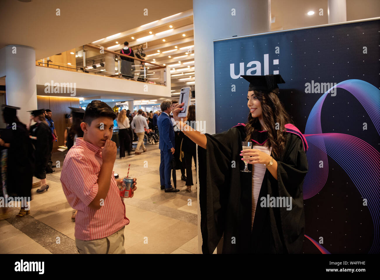 Université des arts - études supérieures étudiants UAL avec leurs degrés au Royal Festival Hall à Londres cérémonie-19 Juillet 2019 Banque D'Images