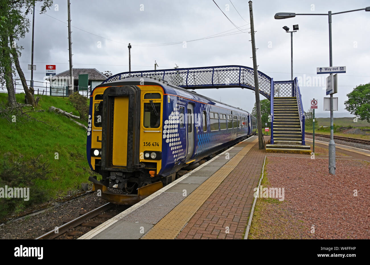 L'approche de trains de voyageurs ScotRail Rannoch Railway Station, Perth et Kinross, Ecosse, Royaume-Uni, Europe. Banque D'Images