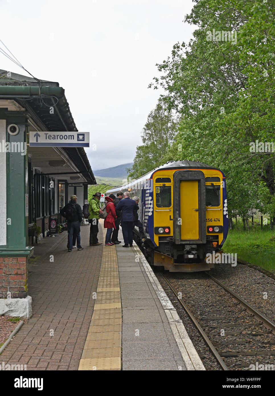 Les passagers de monter à bord de ScotRail train à Rannoch Railway Station, Perth et Kinross, Ecosse, Royaume-Uni, Europe. Banque D'Images