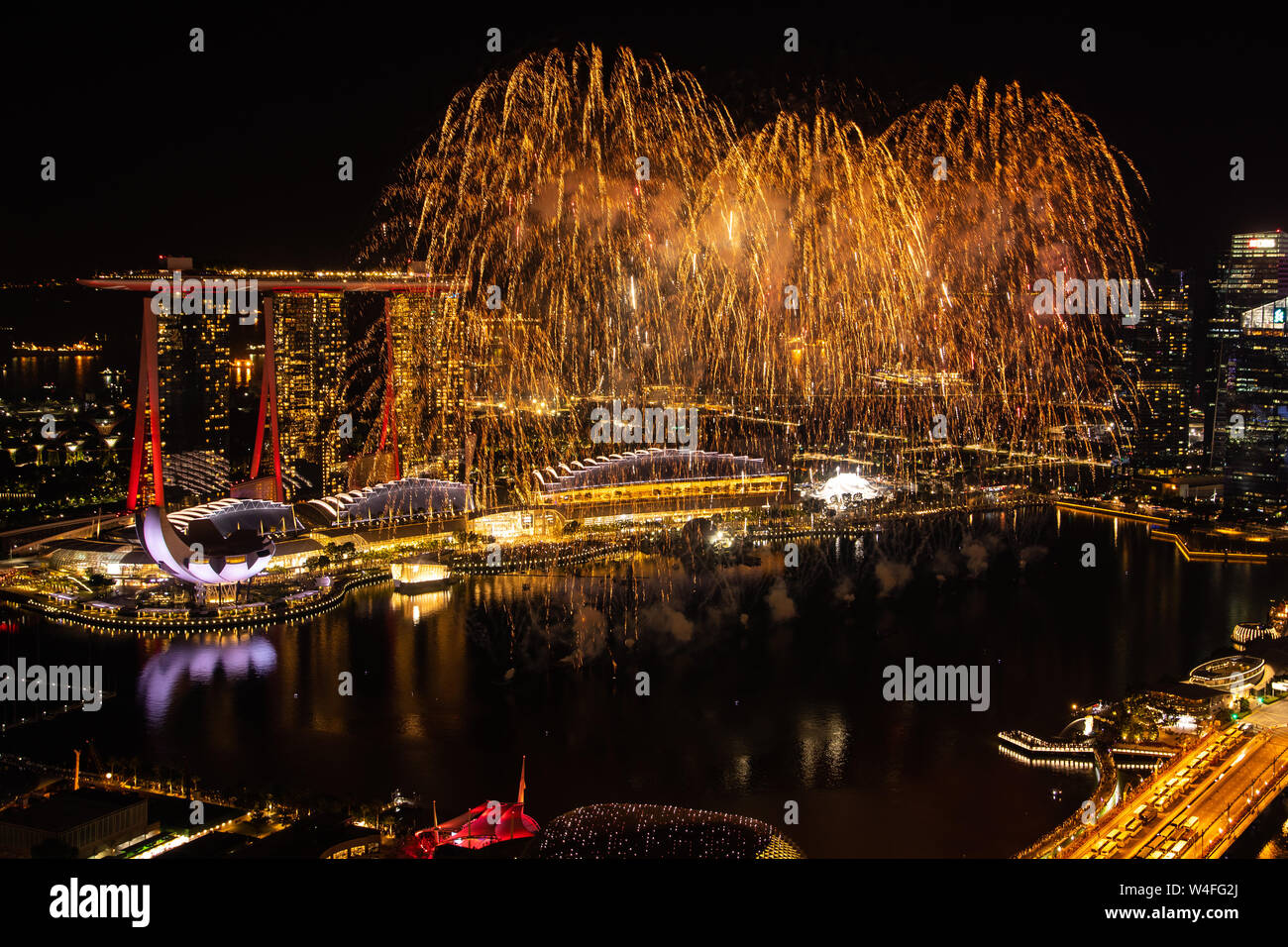 D'artifice éclatent en face de la Marina Bay Sands Singapore Banque D'Images