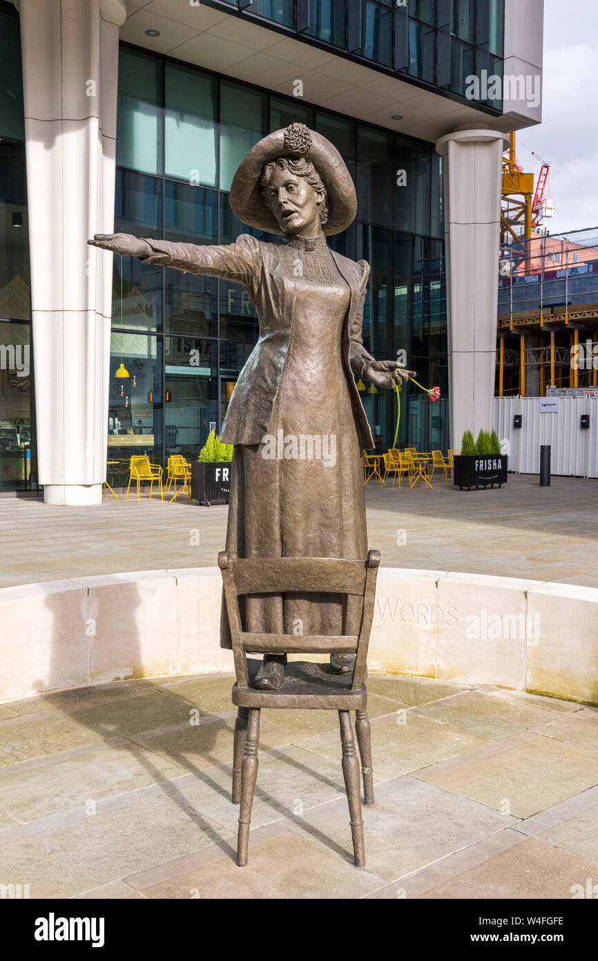 Statue d'Emmeline Pankhurst, par Hazel Reeves, sur la Place Saint Pierre, Manchester, Angleterre, RU Banque D'Images