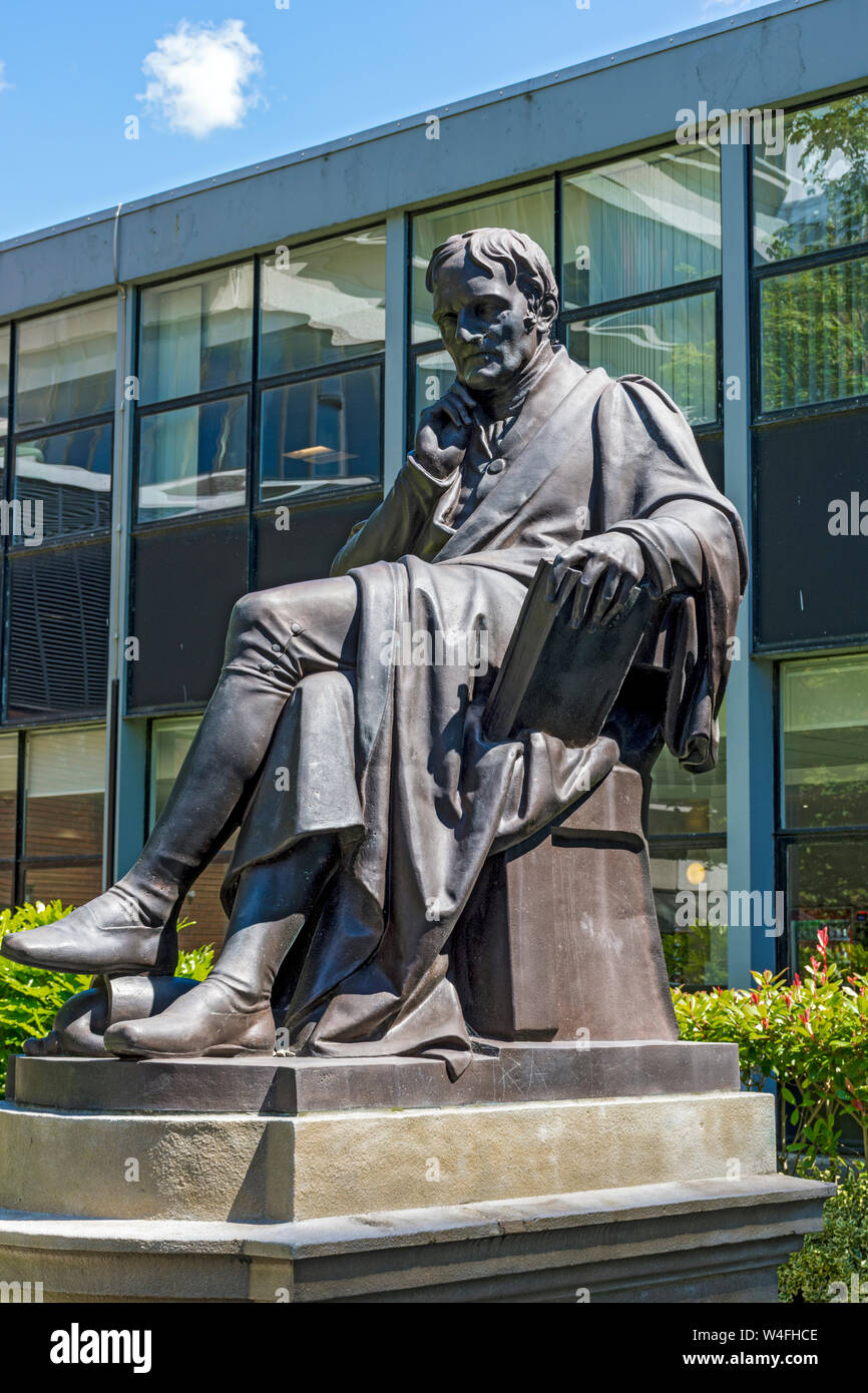 Statue de John Dalton, par William Theed, 1855 à l'entrée de l'édifice John Dalton, Manchester Metropolitan University, Manchester, Angleterre, RU Banque D'Images