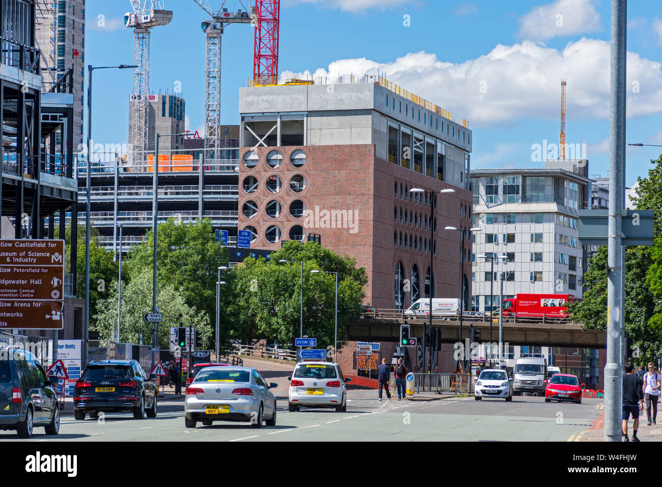 Le Cercle Square parking et bâtiment de l'hôtel en construction, juin 2019, à partir de la Upper Brook Street, Manchester, Angleterre, RU Banque D'Images