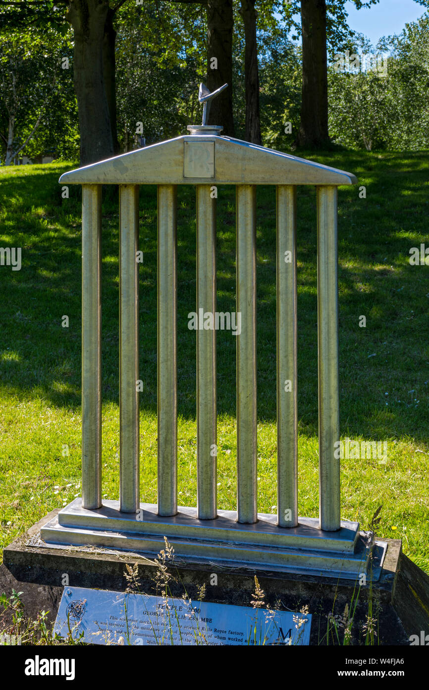 2000 Temple, une sculpture par George Wyllie, marquant l'emplacement de la première usine de Rolls Royce. Hulme Park, Manchester, Royaume-Uni. Banque D'Images