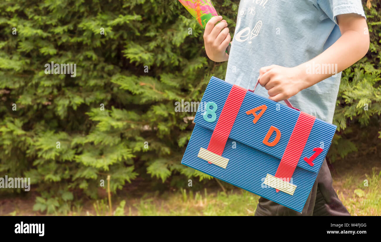 Enfant porte sac de sucre et une partie de l'école sac bandoulière Banque D'Images
