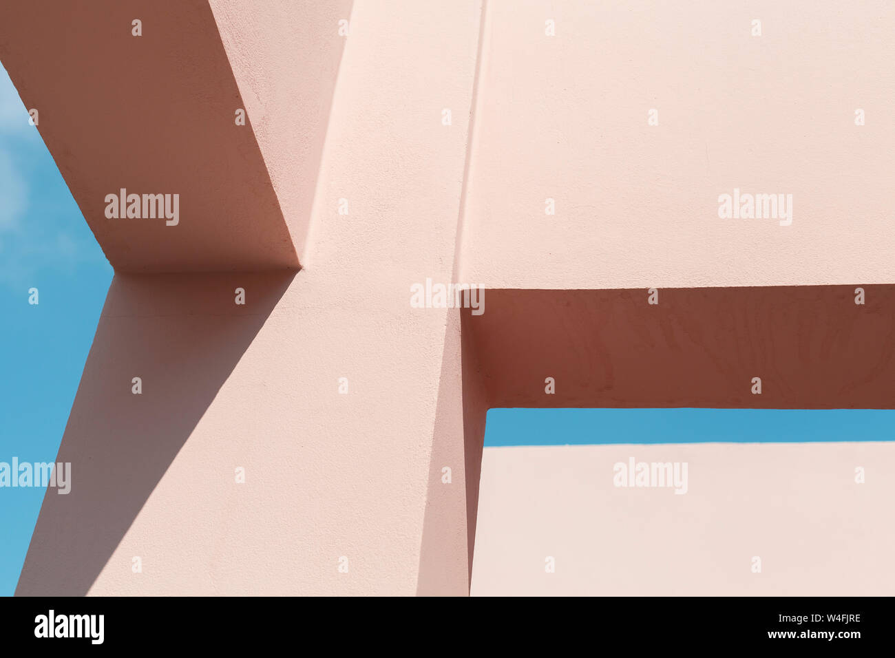 Résumé un minimum d'architecture façade rose, structures sous ciel bleu Banque D'Images