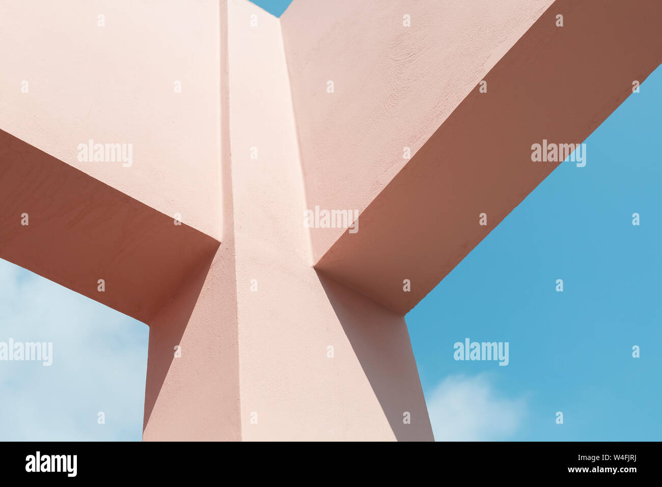 Résumé de l'architecture moderne, fragment historique photo de façade rose structures sous ciel bleu Banque D'Images