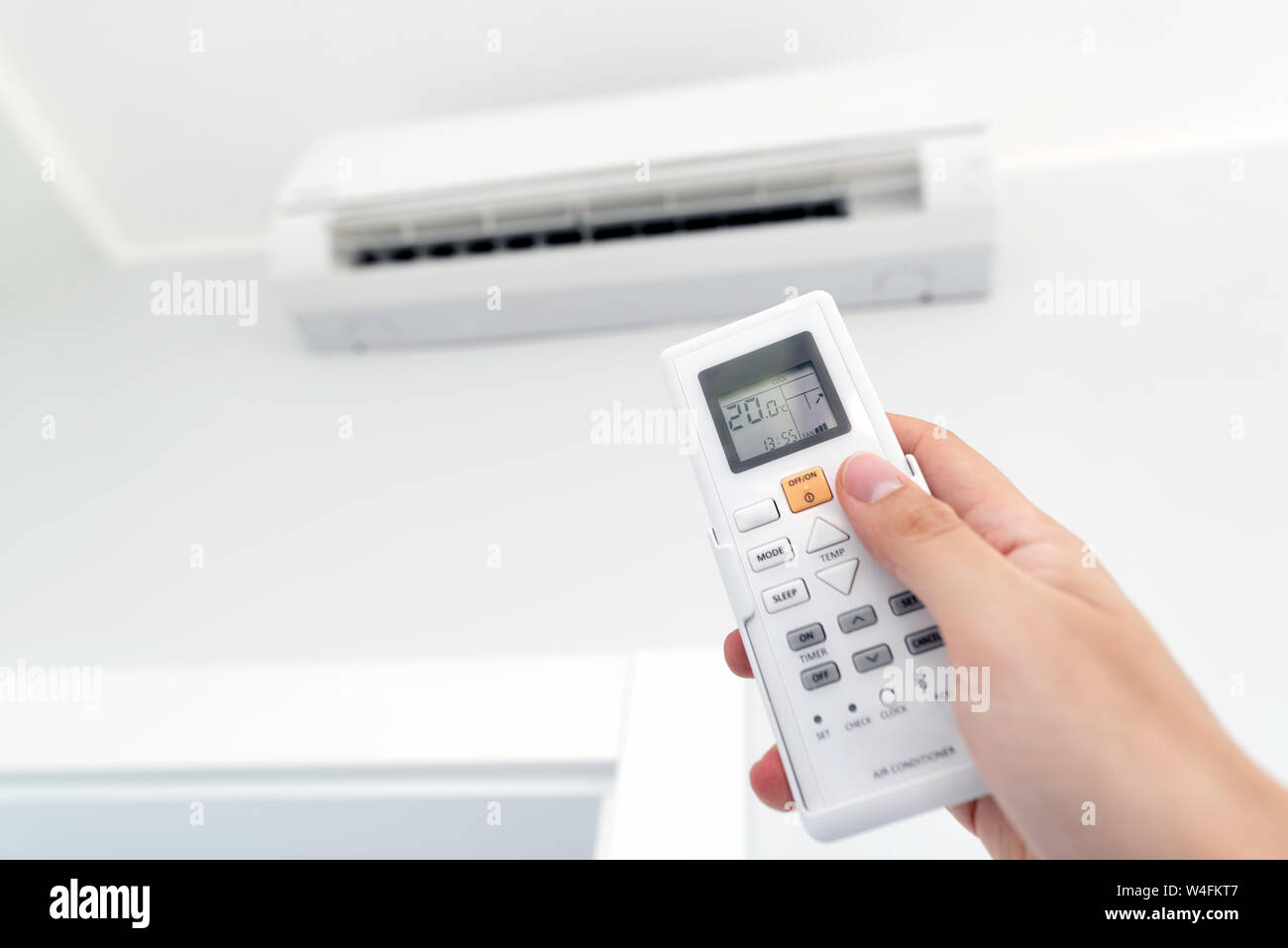 Réglage de la température de l'air conditionné par télécommande. Système de  climatisation Photo Stock - Alamy