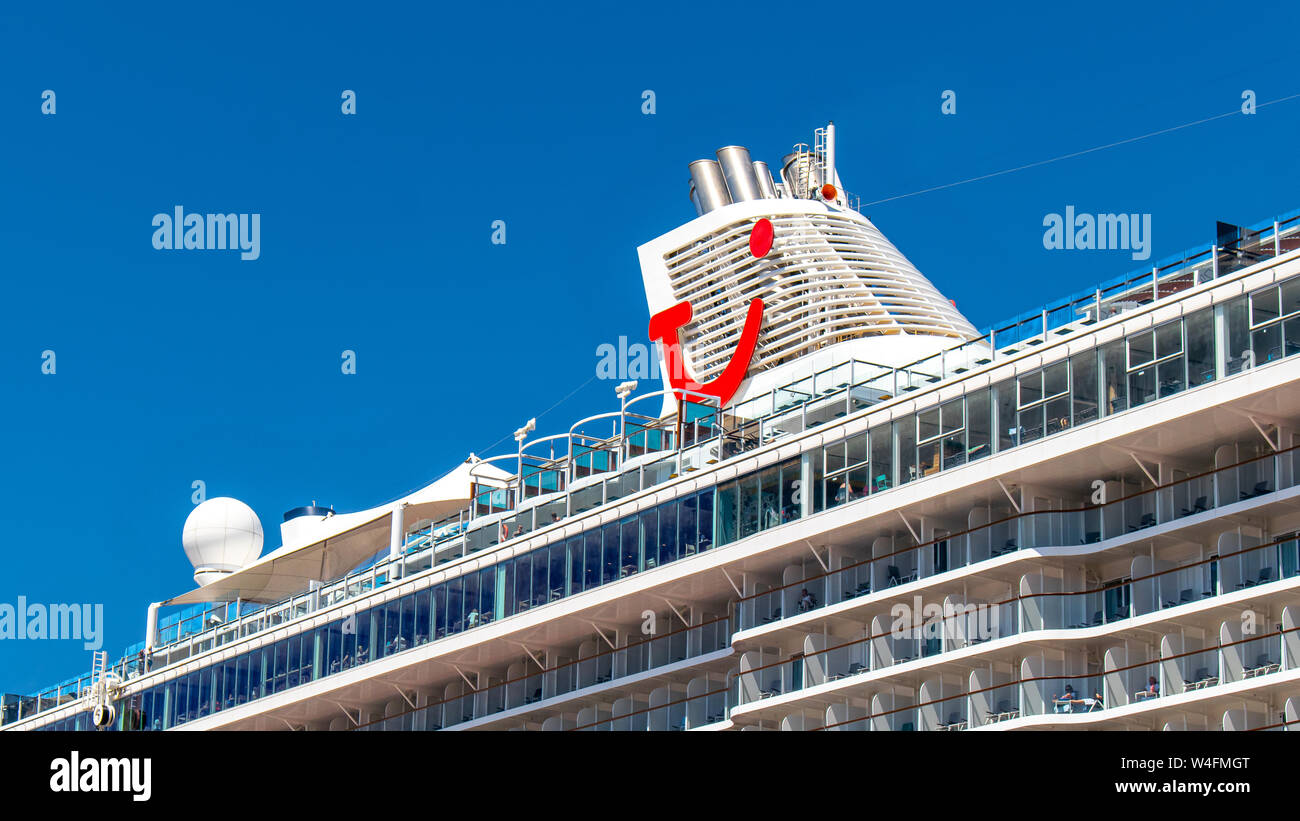 Rhodes, Grèce - 03 juillet 2019 - Vue de côté avec le logo du bateau de croisière 'Mein Schiff 6' de TUI Banque D'Images