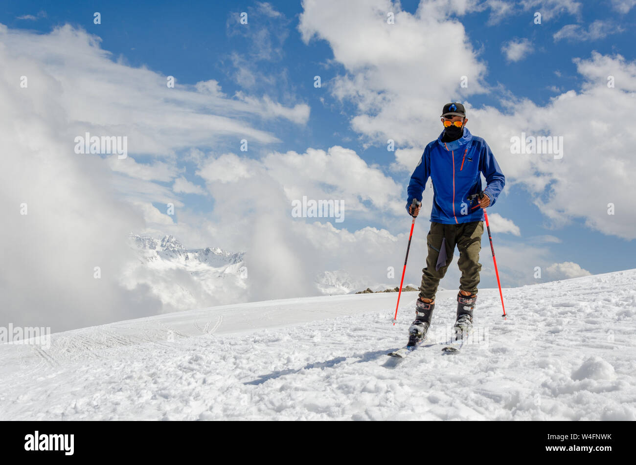 Portrait de skieur dans la phase de Gulmarg à snowscape 2 / Apharwat Peak, Gulmarg, Jammu-et-Cachemire, l'Inde Banque D'Images