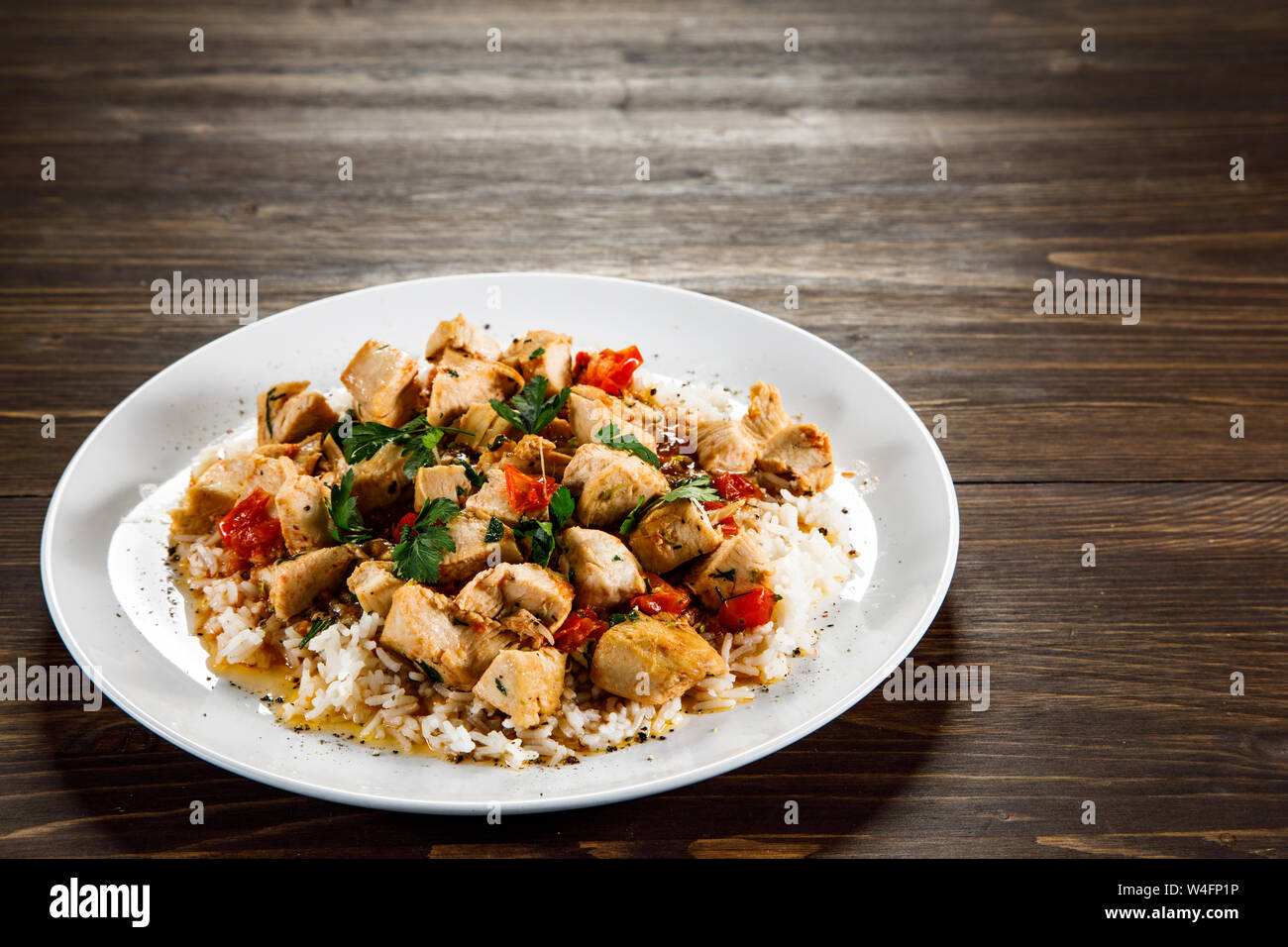 La viande grillée, du riz blanc et des légumes sur la table en bois Banque D'Images